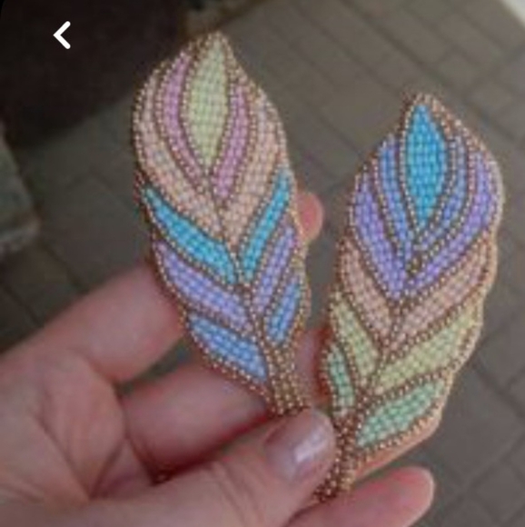 Amiraultdesigns Other - Flat beaded feathers